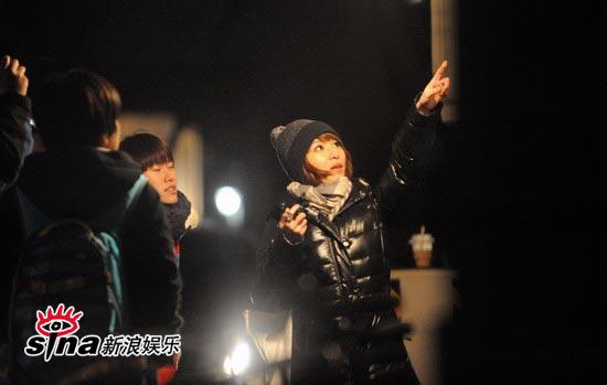 s.h.e北京城逛民俗街采办“年货”