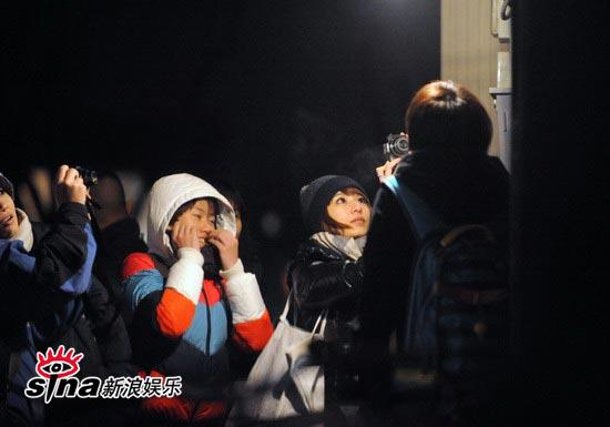 s.h.e北京城逛民俗街采办“年货”