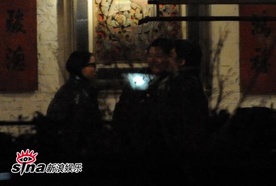周迅深夜会友遭同行男子搂肩