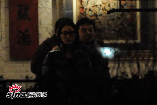 周迅深夜会友遭同行男子搂肩