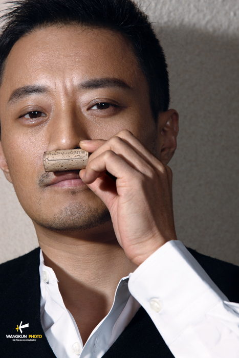 图文:张涵予化身摩登型男-男人的可爱一面