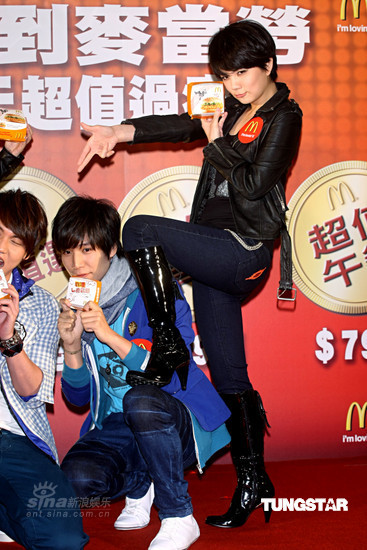 s.h.e化身霹雳娇娃 “海扁”星光三少