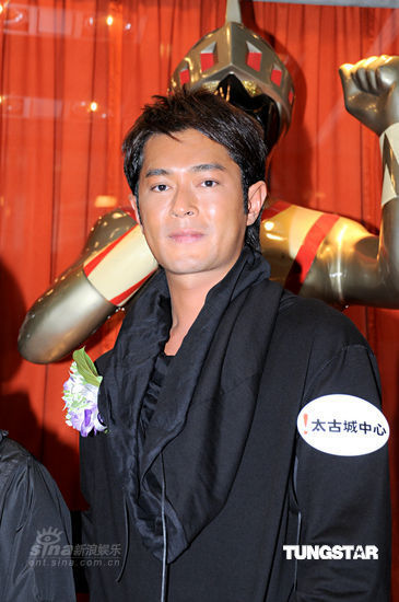 古天乐探究奥特曼系列公仔童心未泯