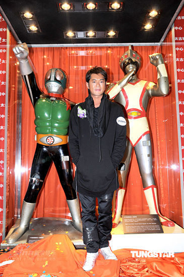 古天乐探究奥特曼系列公仔童心未泯