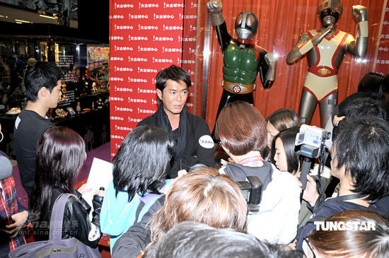 古天乐探究奥特曼系列公仔童心未泯