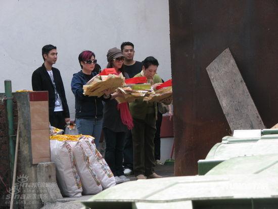 陈淑芬悼念张国荣 素颜郑欣宜大方任拍