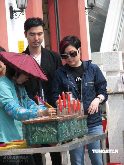 陈淑芬悼念张国荣 素颜郑欣宜大方任拍