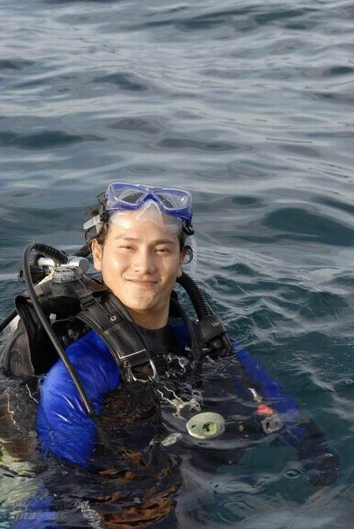 丁子峻菲律宾拍写真 海豚湾当潜水健将【图】