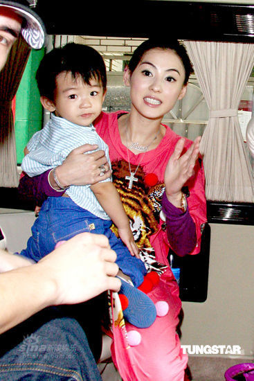 张柏芝lucas出游秀亲子装 赴小s住所叙旧【图】