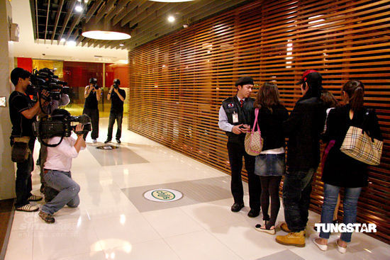 张柏芝lucas出游秀亲子装 赴小s住所叙旧【图】