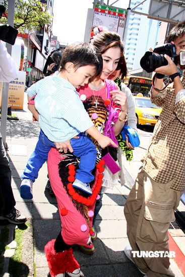 张柏芝lucas出游秀亲子装 赴小s住所叙旧【图】