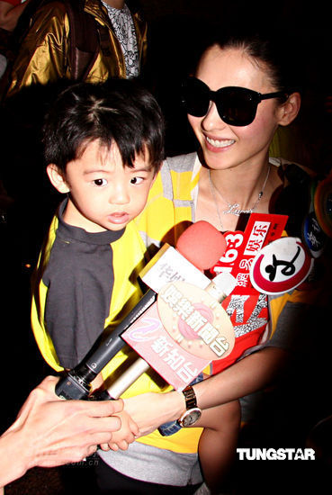 张柏芝lucas出游秀亲子装 赴小s住所叙旧【图】