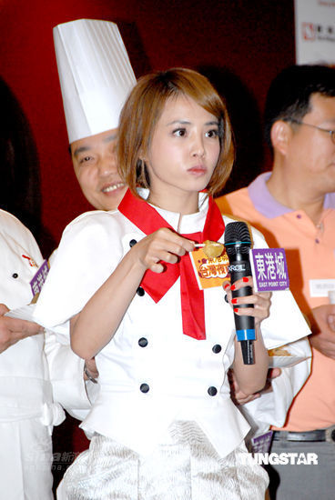 蔡依林化身美女小厨师 不顾形象狂吃美食【图】