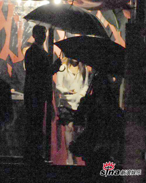 伊能静深夜秘会“眼镜男” 雨中同返公寓【图】