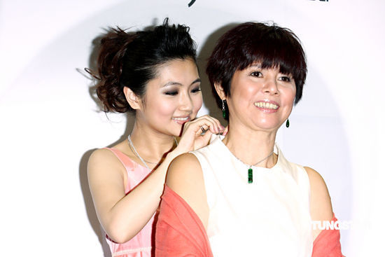 selina与妈妈首次同台 提前送母亲节礼物【图】