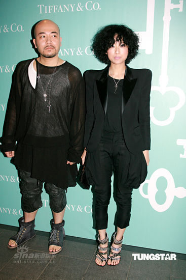 容祖儿穿黑色皮背心走秀 徐濠萦秀爆炸头【图】