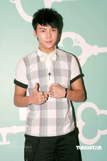 容祖儿穿黑色皮背心走秀 徐濠萦秀爆炸头【图】