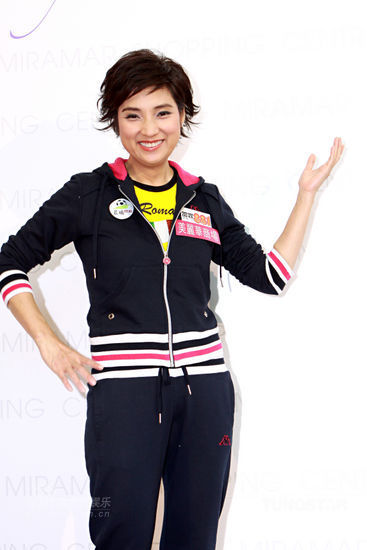 图文:众星妈母亲节当评委-戚美珍笑容灿烂