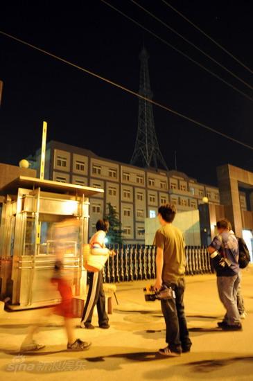 媒体彻夜苦等未见满文军 看守所外媒体大战【图】