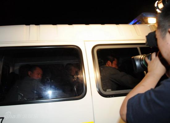 媒体彻夜苦等未见满文军 看守所外媒体大战【图】