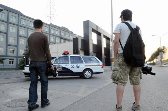 媒体彻夜苦等未见满文军 看守所外媒体大战【图】