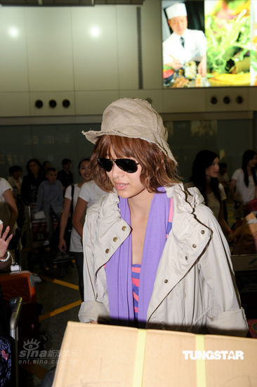 港姐候选佳丽返港 胡杏儿戴墨镜派头十足【图】