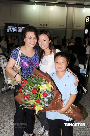 港姐候选佳丽返港 胡杏儿戴墨镜派头十足【图】