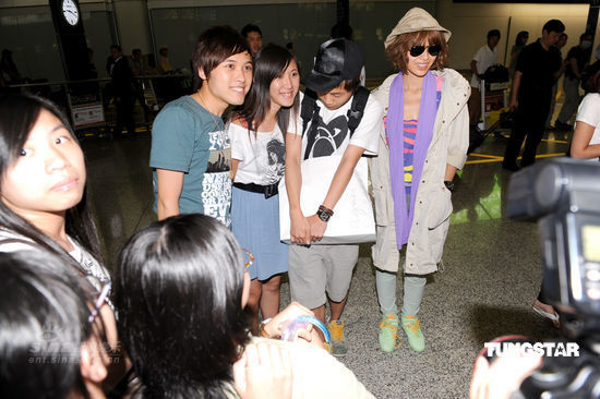 港姐候选佳丽返港 胡杏儿戴墨镜派头十足【图】