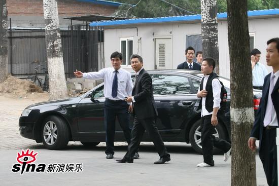 图文:刘烨北京婚礼直击-好友匆匆抵达