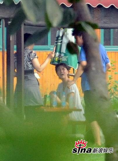 周海媚开心遛狗玩 慵懒抽烟与服务员争执【图】