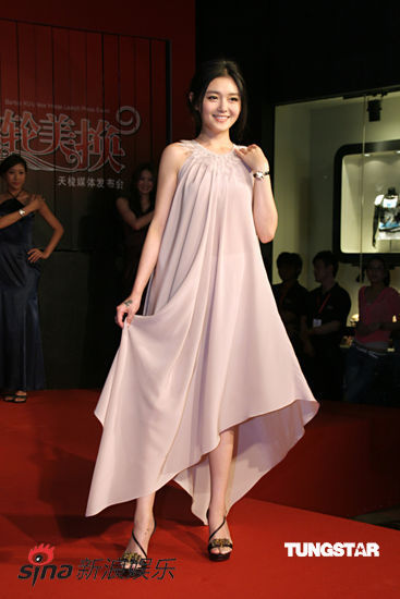 大s着米色长裙代言 清新形象显窈窕身姿