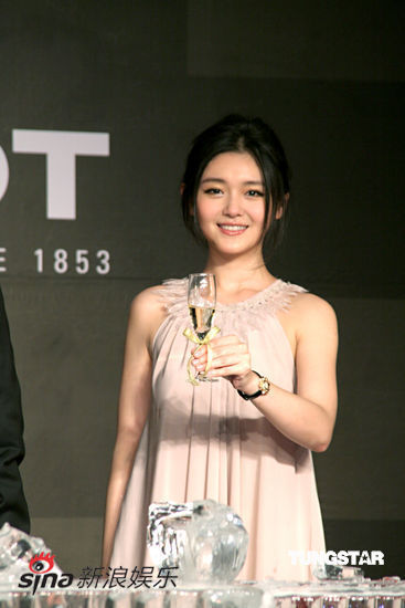 大s着米色长裙代言 清新形象显窈窕身姿