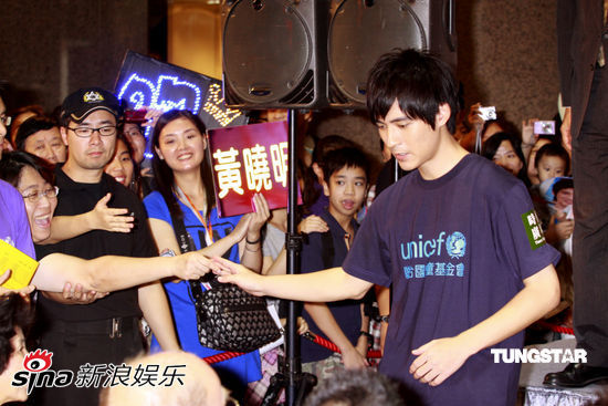 周渝民不信大s绯闻 黄晓明小泄春光