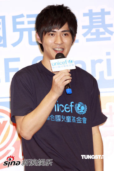 周渝民不信大s绯闻 黄晓明小泄春光