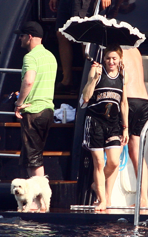 麦当娜与小男友玩跳水 当众拥吻爱意绵绵【图】