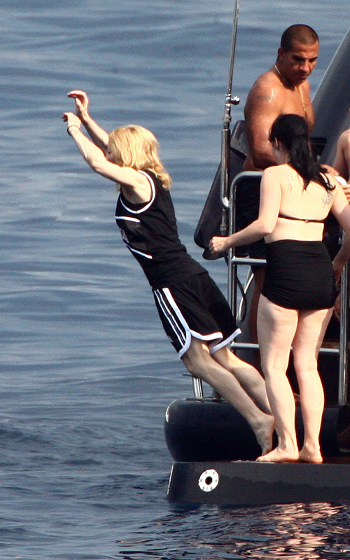 麦当娜与小男友玩跳水 当众拥吻爱意绵绵【图】