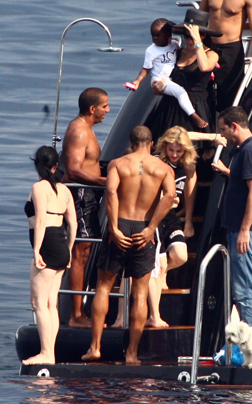 麦当娜与小男友玩跳水 当众拥吻爱意绵绵【图】