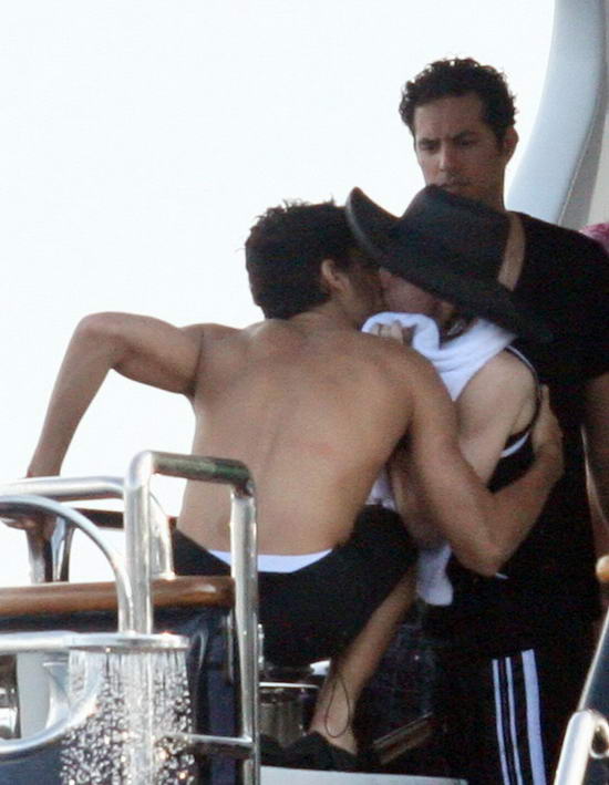 麦当娜与小男友玩跳水 当众拥吻爱意绵绵【图】