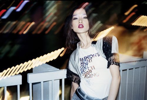 张曼玉携百位明星拍大片促销时尚