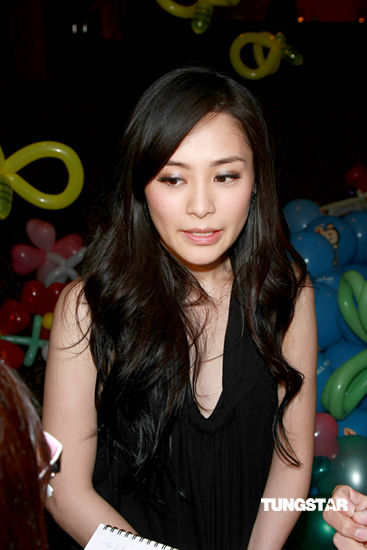 阿娇一身成熟女人味 坦言想出书记录人生【图】