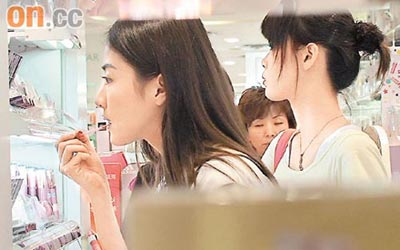 贡米自夸更似林青霞 香港闹市买化妆品【图】