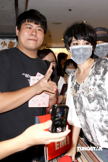 小s《心机母女》热销 防流感戴口罩办签售【图】