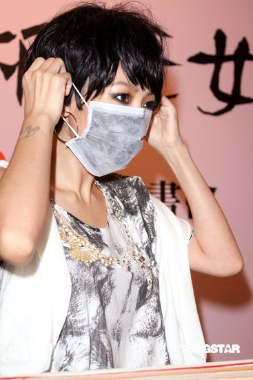 小s《心机母女》热销 防流感戴口罩办签售【图】