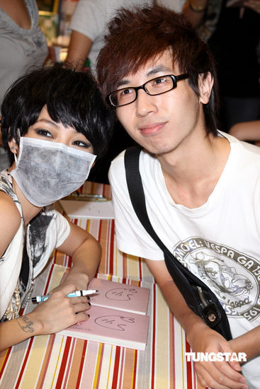 小s《心机母女》热销 防流感戴口罩办签售【图】