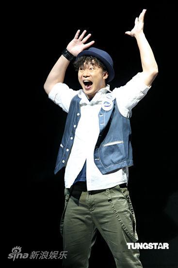 陈奕迅演“虚拟现实秀” 斗舞“奶牛”过瘾【图】