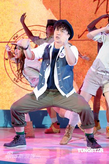 陈奕迅演“虚拟现实秀” 斗舞“奶牛”过瘾【图】
