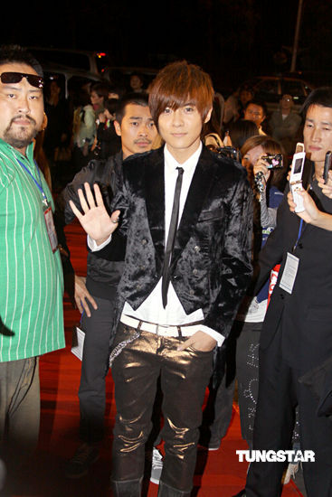 林依晨颁奖礼过生日 唐禹哲周笔畅人气旺【图】