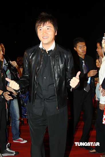 林依晨颁奖礼过生日 唐禹哲周笔畅人气旺【图】