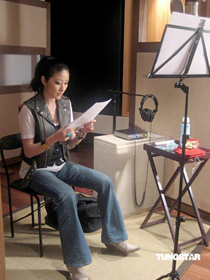 陈慧琳拍年历大秀香肩 尽显美丽优雅一面【图】