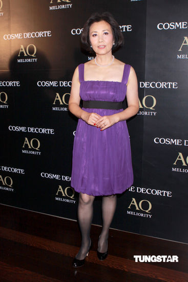 汪明荃紫色低胸裙亮相护肤品记者会【图】